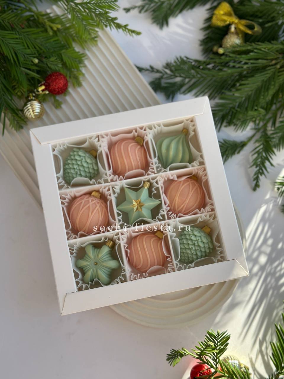 рождественский венок из пихты с ветвями рябины для екатеринбургского дома