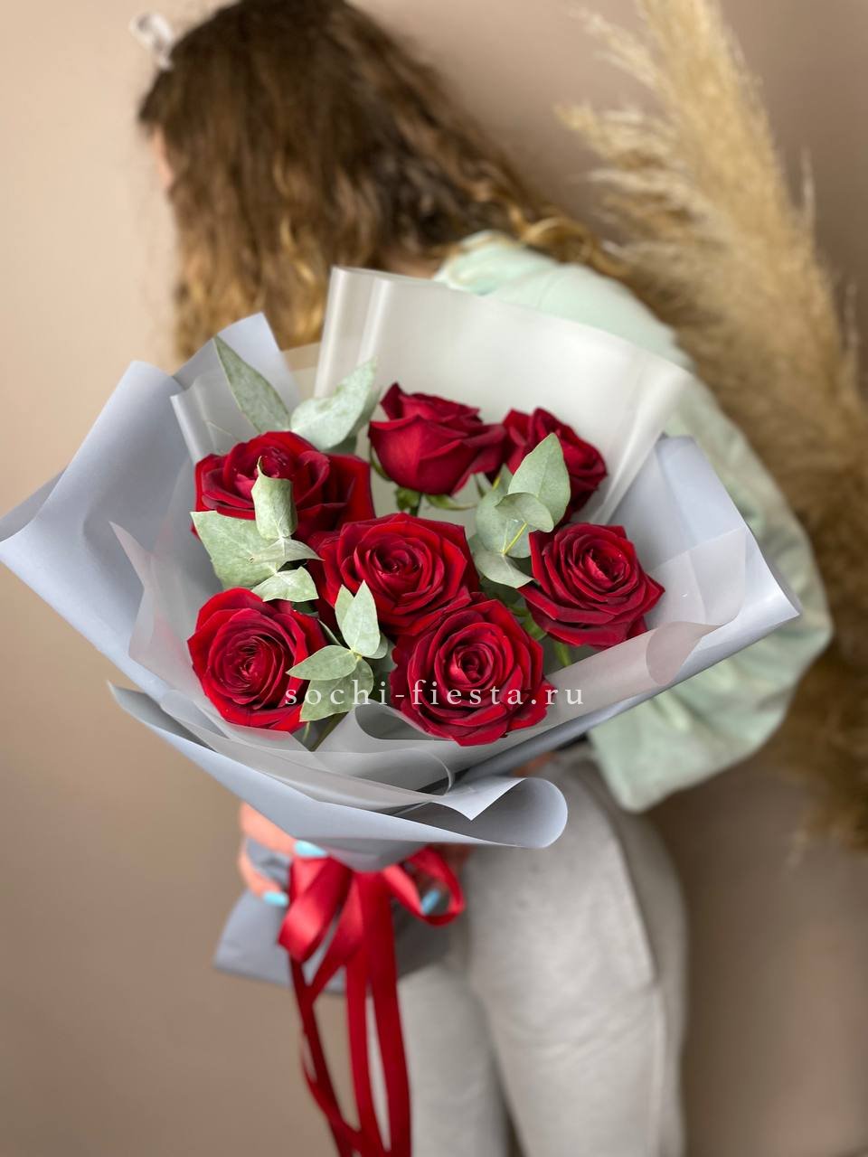 букет из 101 белой розы Mondial для свадьбы в Екатеринбурге