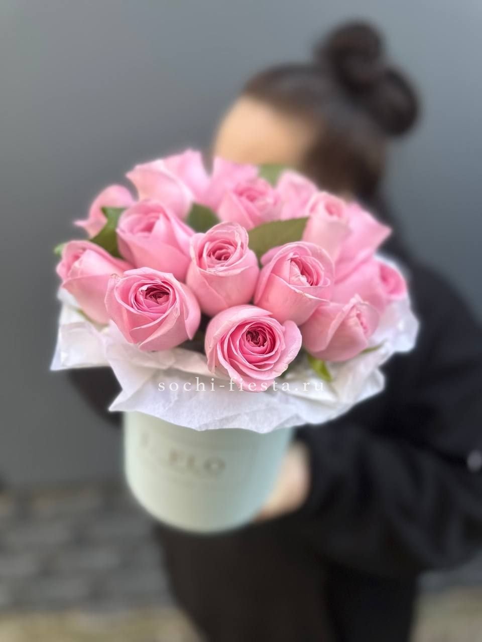 шляпная коробка с розами и хризантемой для екатеринбургского офиса