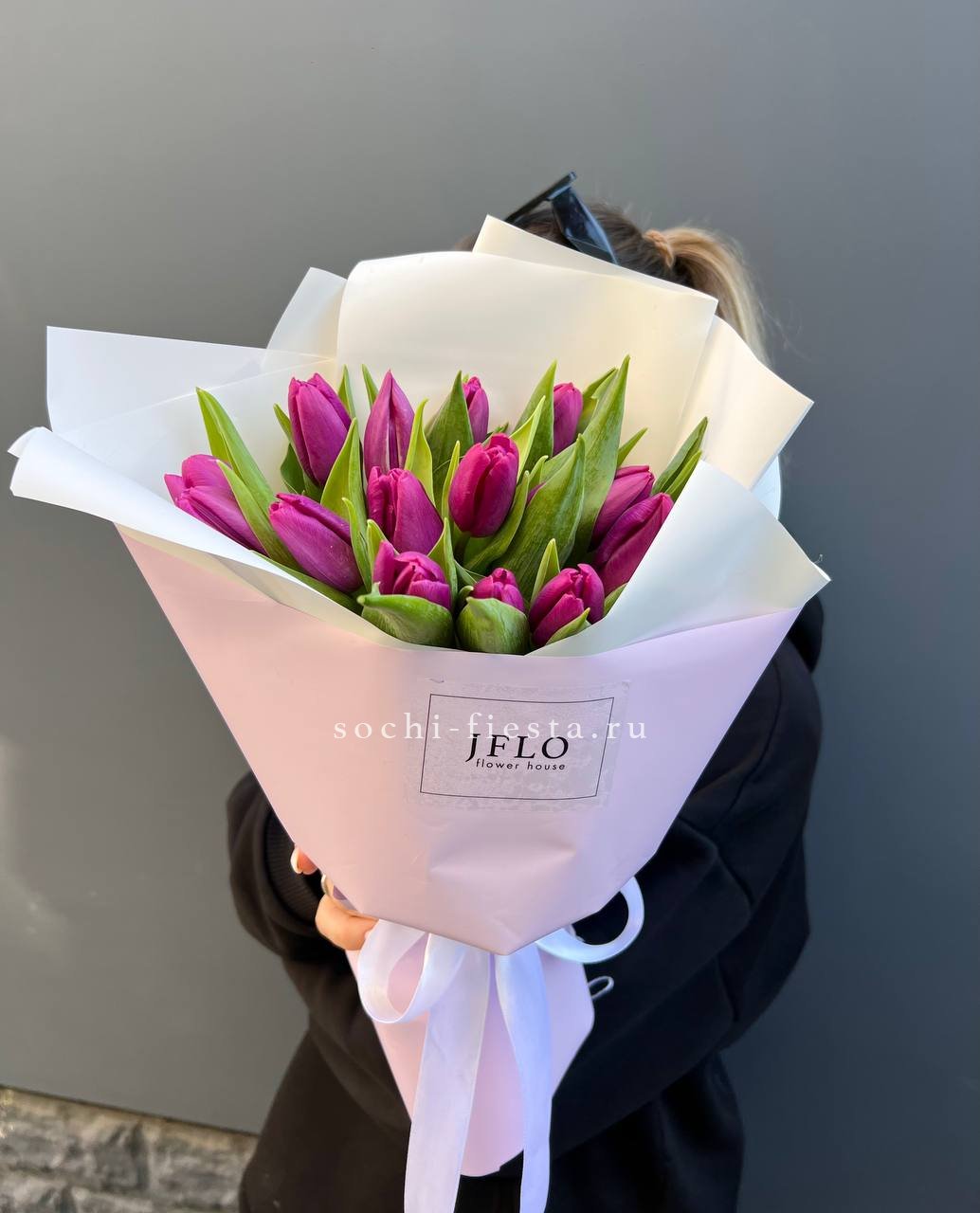 видовой каталог с розами и хризантемами в екатеринбургской студии