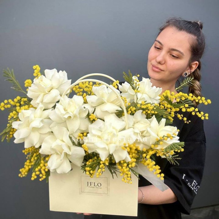 Французские Розы и мимоза  в сумочке  в Екатеринбурге