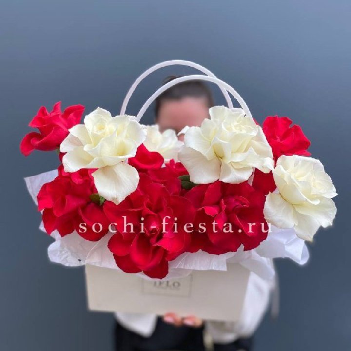 Сумочка  красных и белых роз в Екатеринбурге