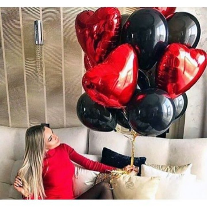 Фонтан из красных сердец с чёрными шарами  в Екатеринбурге