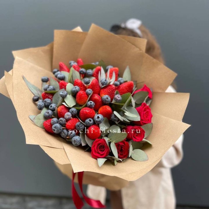 Клубника и голубика с цветами в Екатеринбурге