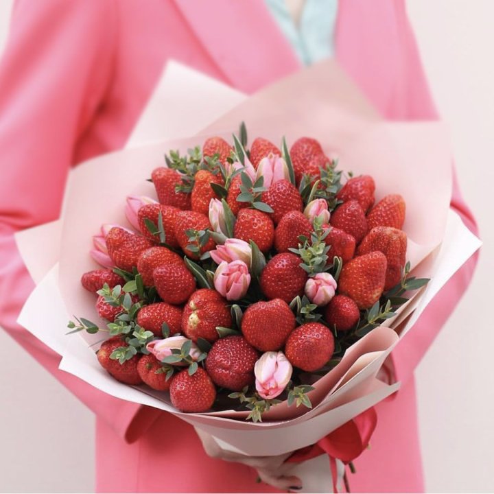 Тюльпаны и клубника в Екатеринбурге