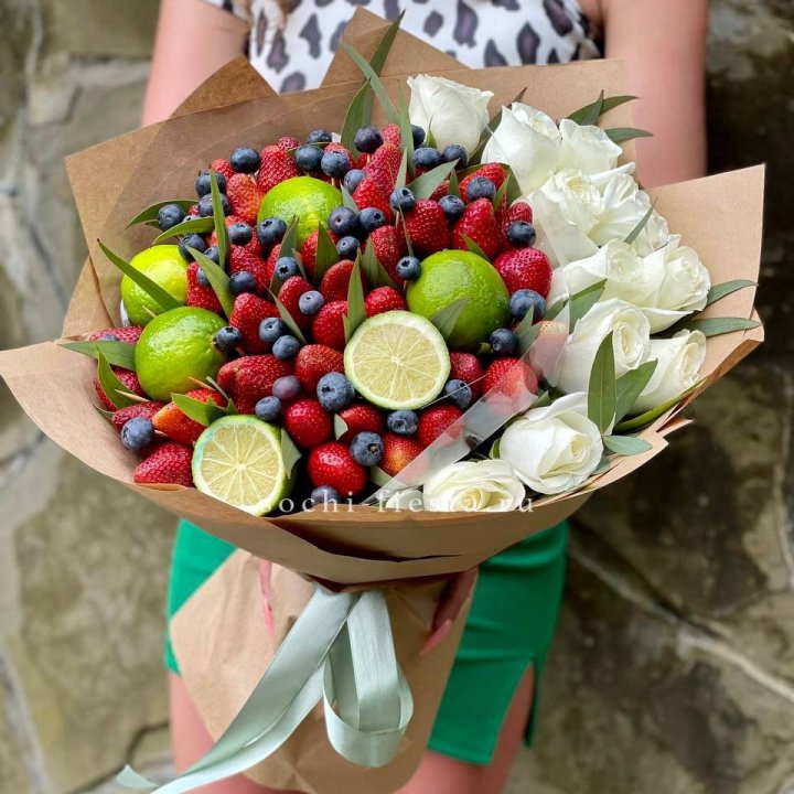 Ягодно-цитрусовый букет с розами в Екатеринбурге