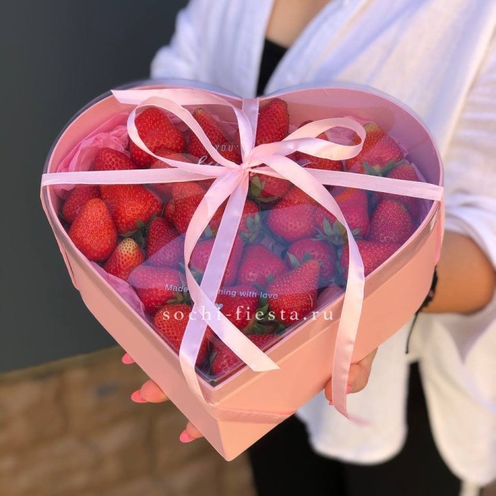 Коробочка сердце  с клубникой в Екатеринбурге