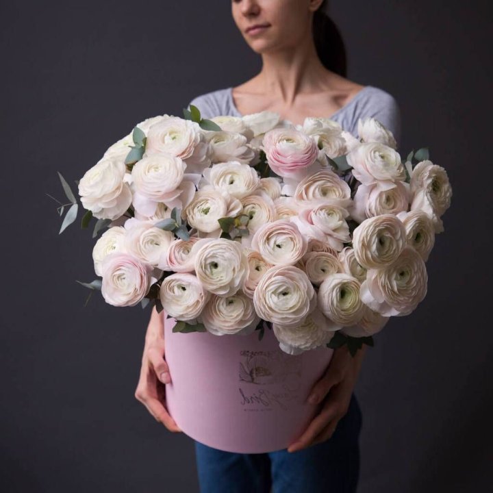 Бокс с ранункулюсами в Екатеринбурге