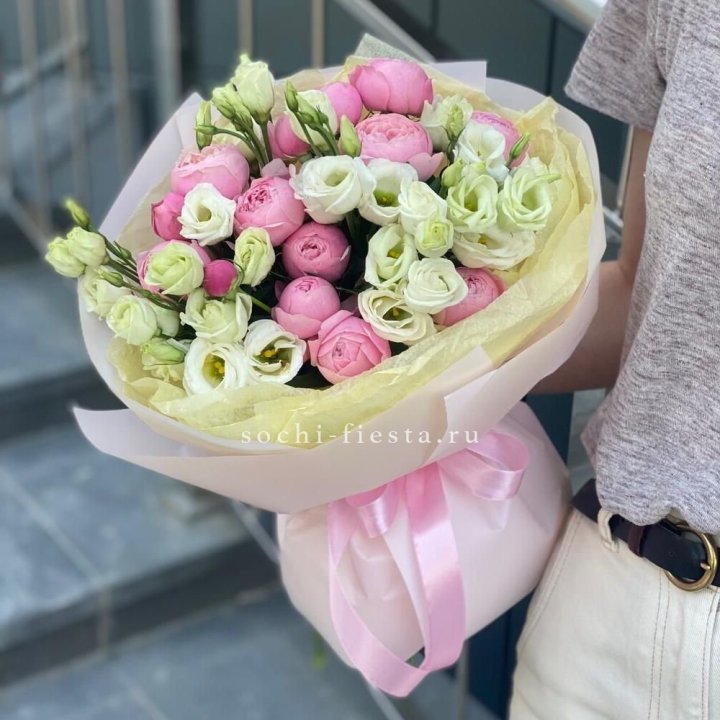 Букет кустовых роз с эустомой в Екатеринбурге