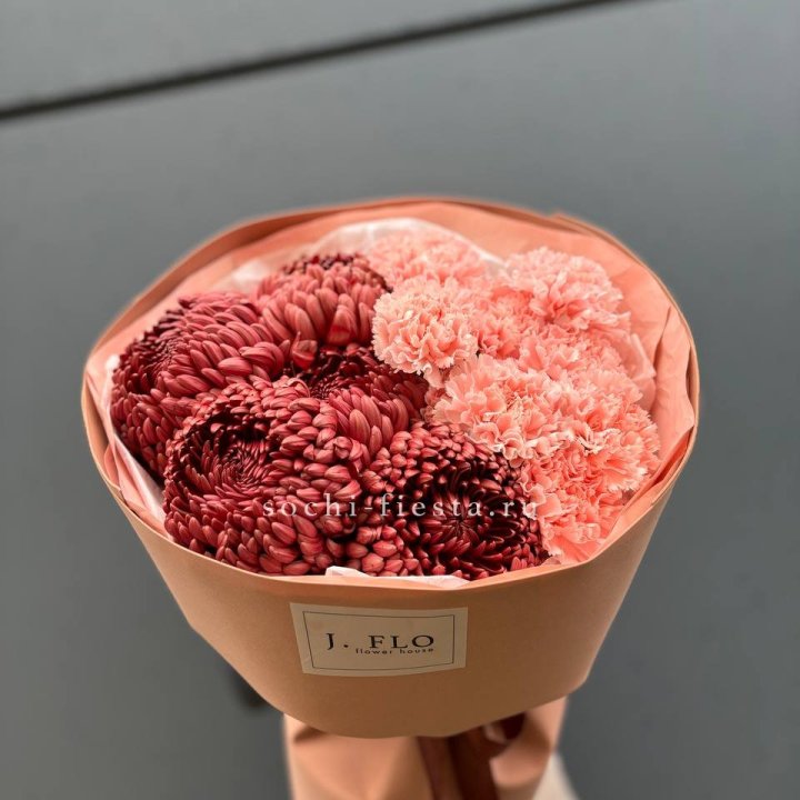 Букет хризантем и диантусов  в Екатеринбурге