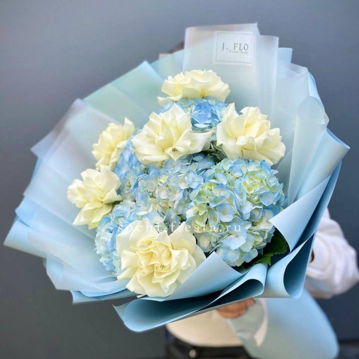 Букет из голубых гортензий и роз  в Екатеринбурге