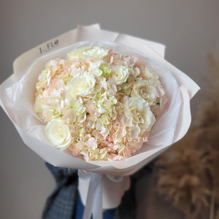  Букет гортензии и роз  в Екатеринбурге