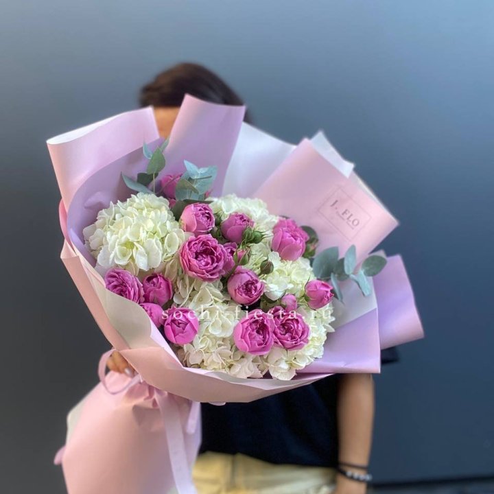 Букет белых гортензий и пионовидных роз  в Екатеринбурге