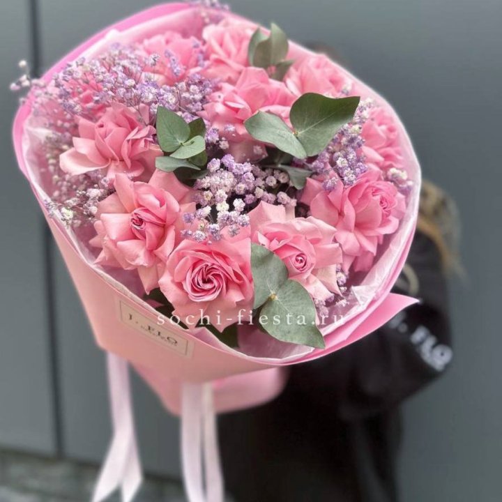 Розовые французские розы с гипсофилой в Екатеринбурге
