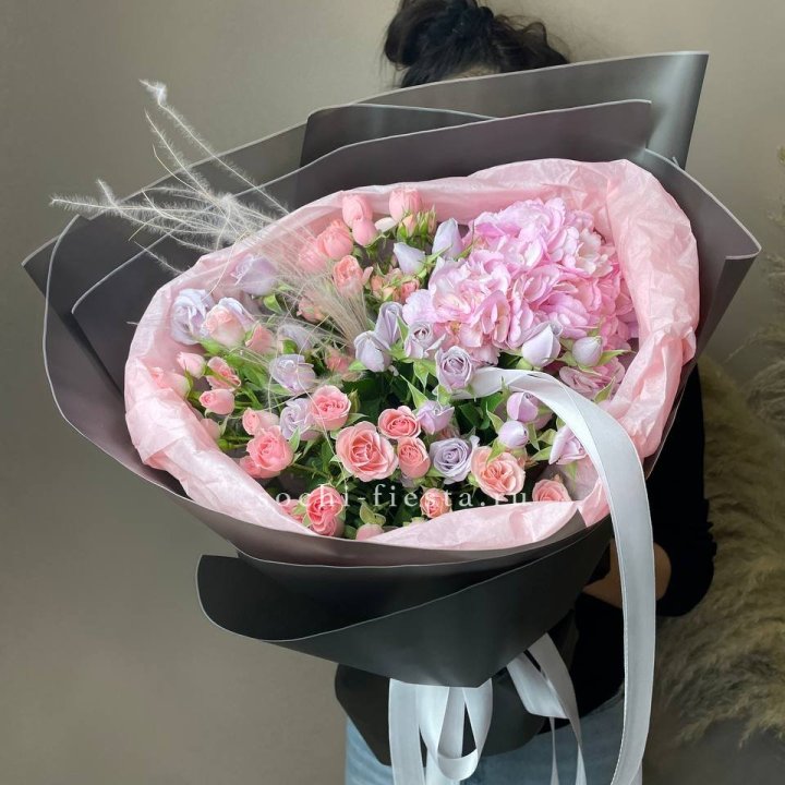  Букет гортензии и роз "Саперави" в Екатеринбурге