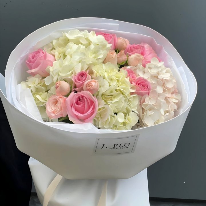  Букет гортензии и роз  "Тиамо" в Екатеринбурге