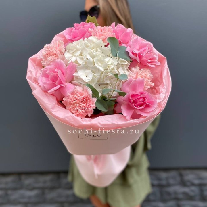  Букет роз и гортензии "Навола" в Екатеринбурге