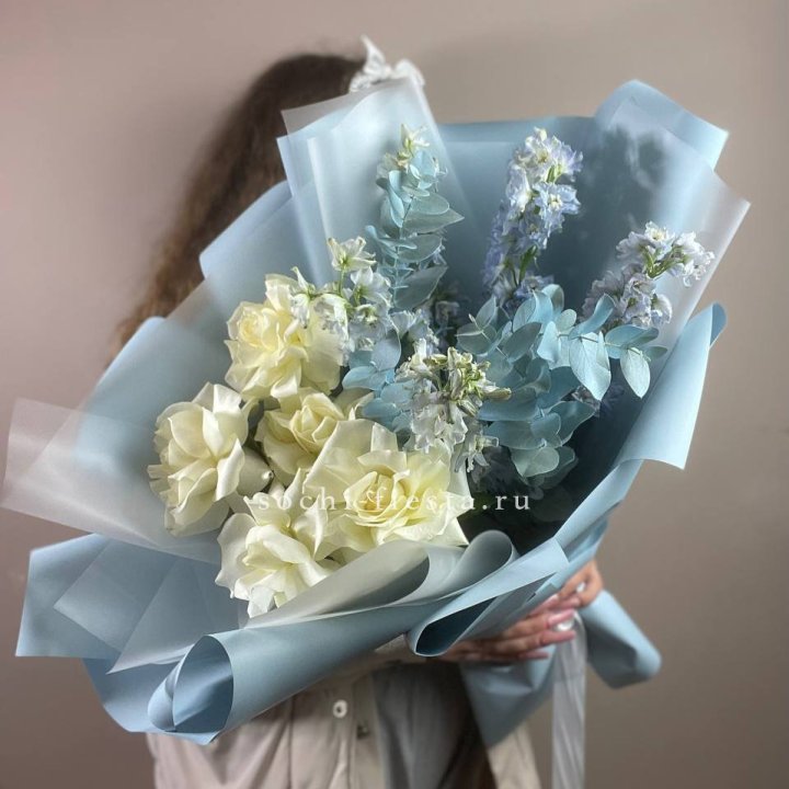 Букет из белых французских роз и дельфиниума в Екатеринбурге