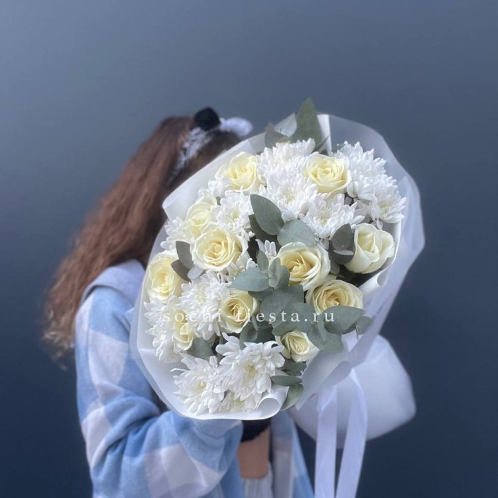  Букет белых роз с хризантемой  в Екатеринбурге