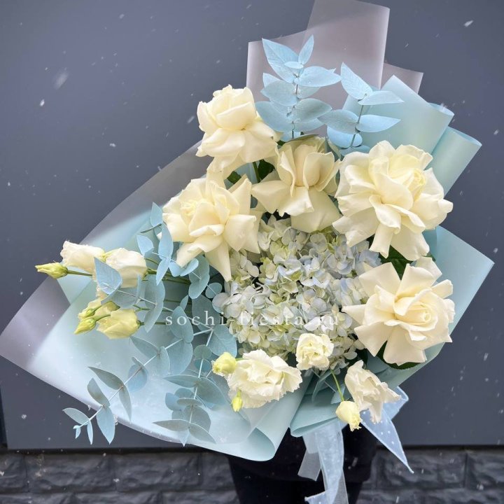 Букет с гортензией и белыми французскими розами в Екатеринбурге