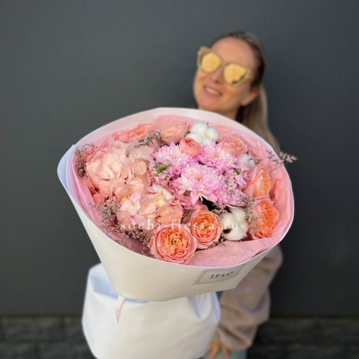 Букет гортензии и кустовых роз  в Екатеринбурге