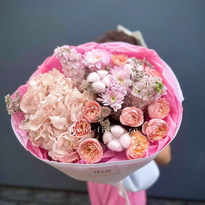 Букет гортензии и кустовых роз "Абрассо" в Екатеринбурге