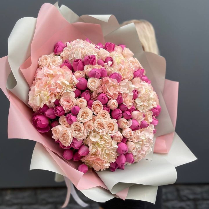 Букет кустовые розы и гортензия в Екатеринбурге