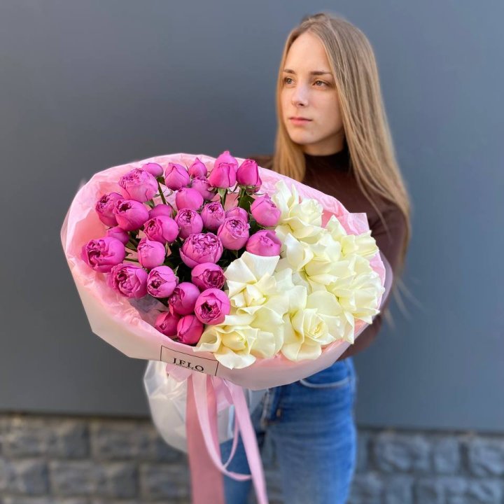 Дуо белых и кустовых роз в Екатеринбурге