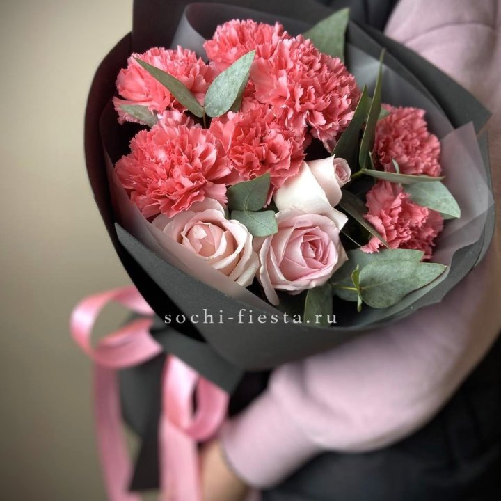 Букет из роз и диантусов "Пенелопа" в Екатеринбурге