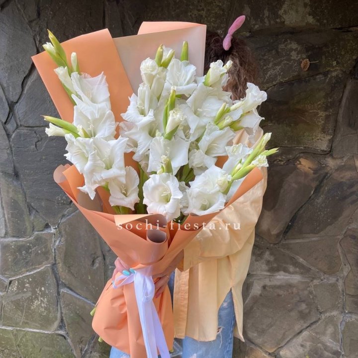 Букет белых гладиолусов  в Екатеринбурге