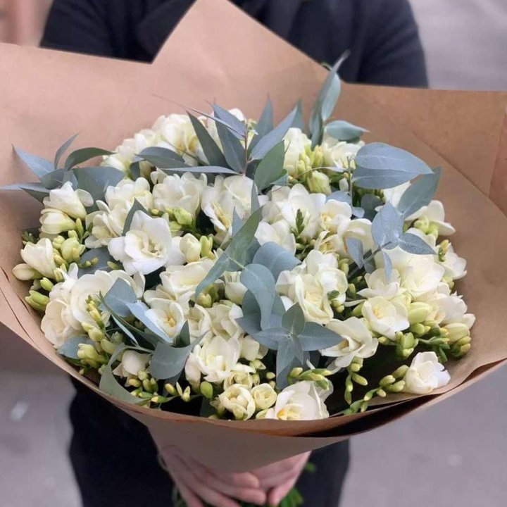 51 фрезия с эвкалиптом в Екатеринбурге
