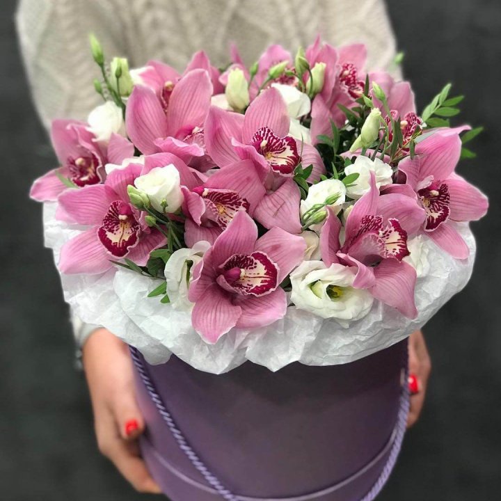 Орхидея и эустома в шляпной коробке в Екатеринбурге