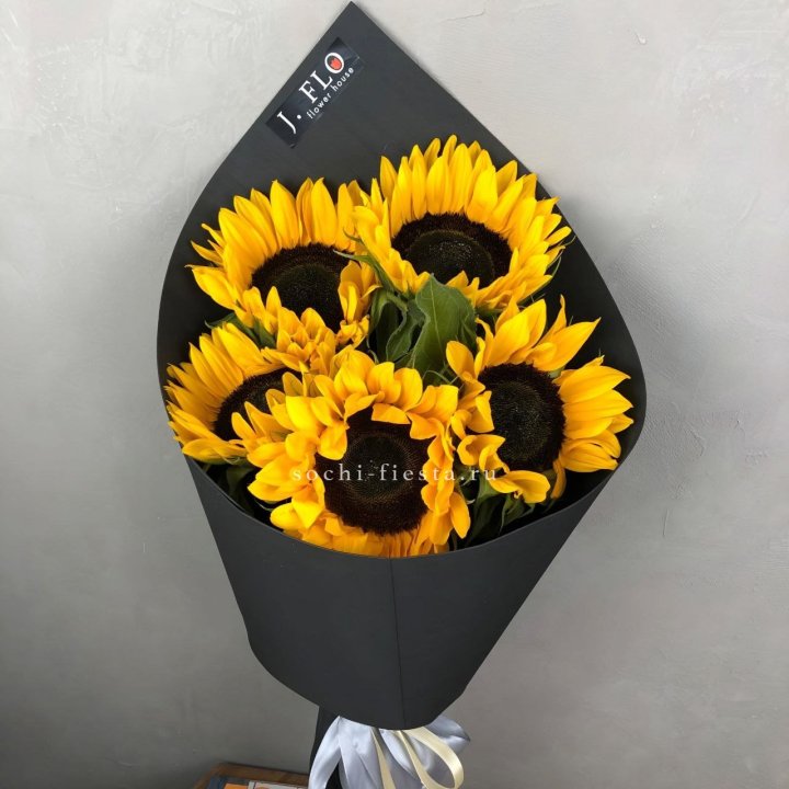 Букет из 5  подсолнухов в Екатеринбурге