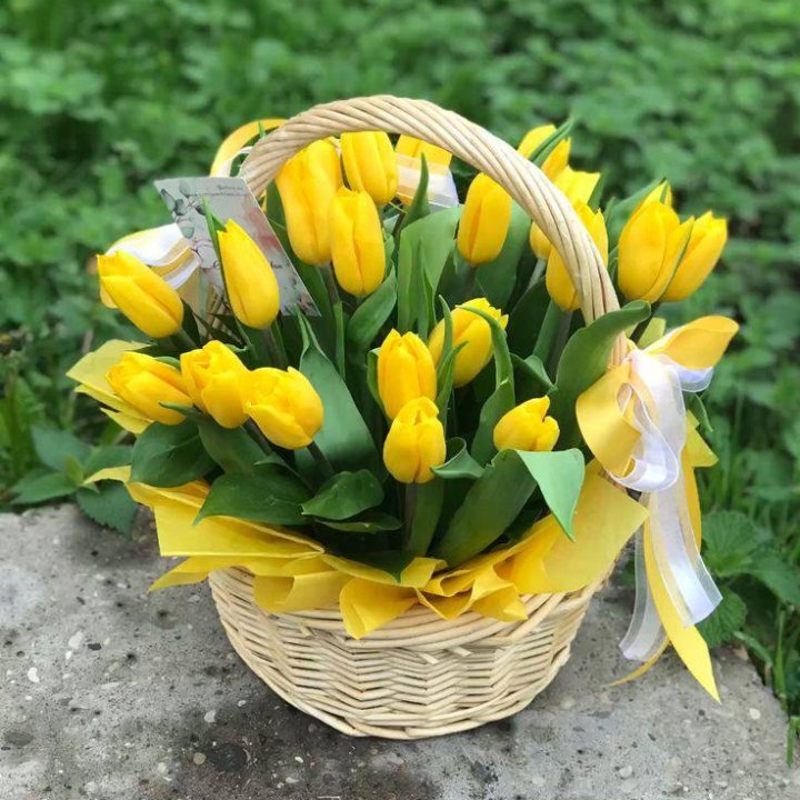 25 желтых тюльпанов в корзине в Екатеринбурге