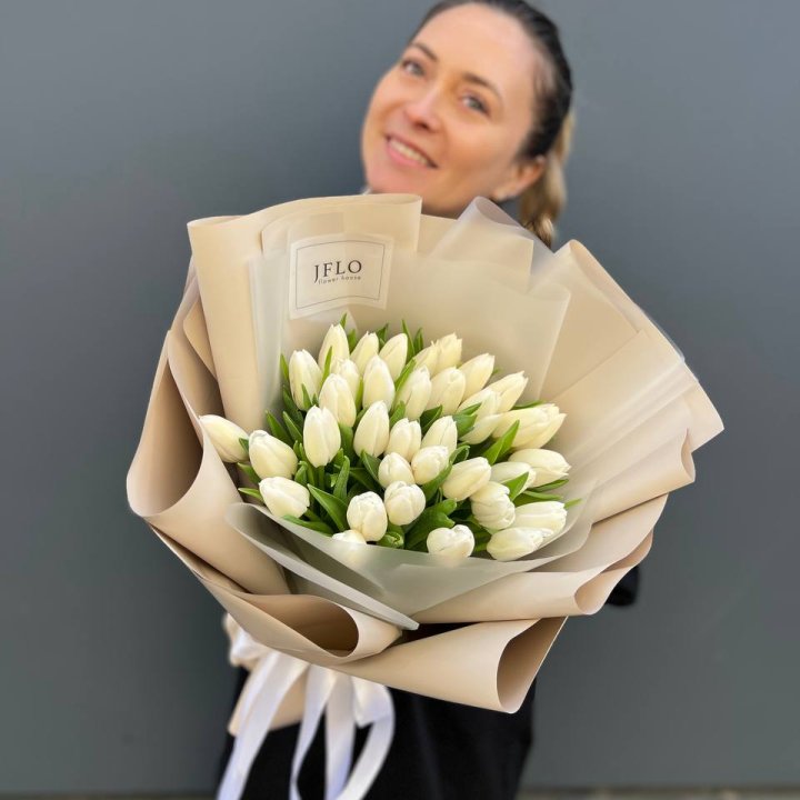 35 белых тюльпанов в Екатеринбурге