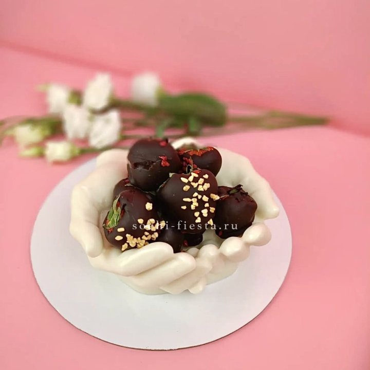 Клубника в шоколаде на шоколадных ладонях  в Екатеринбурге