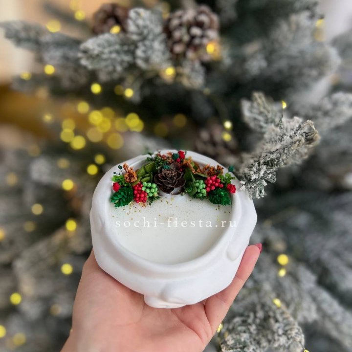 Свеча ароматическая в гипсе Руки с шишкой в Екатеринбурге