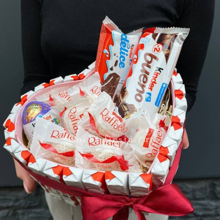 Подарочный набор сердце с Киндерами и Рафаэлло в Екатеринбурге