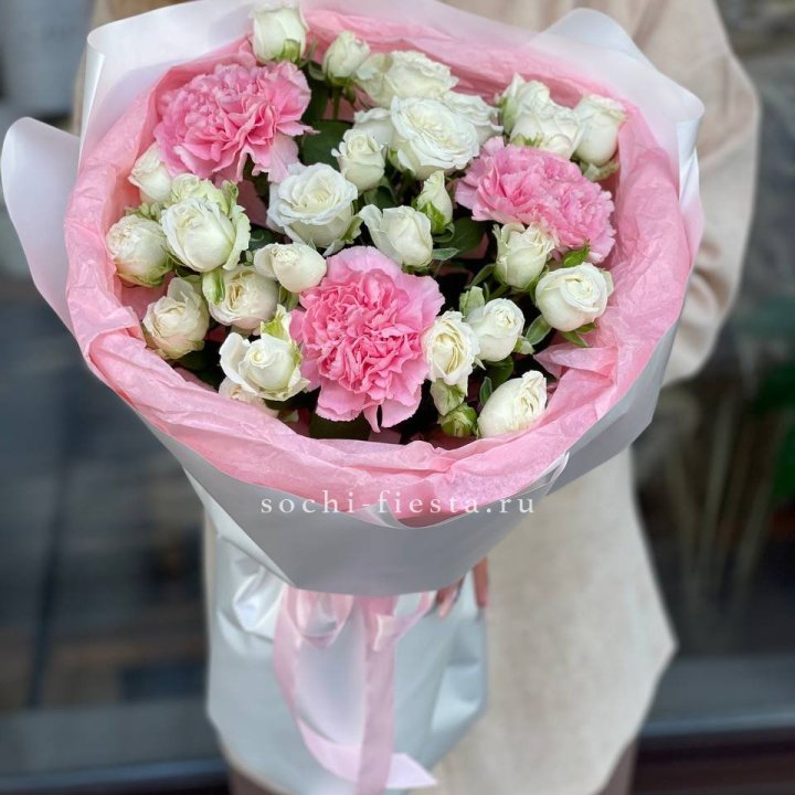 Букет розы с диантусами "Блэш" в Екатеринбурге