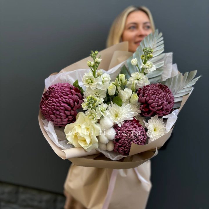 Хризантемы с маттиолой розами эустомой Чика в Екатеринбурге