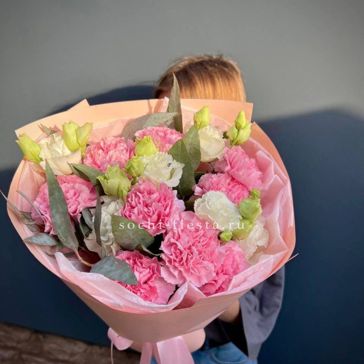 Букет гвоздик и  эустом "Сири" в Екатеринбурге