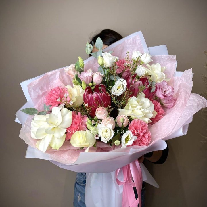 Букет с протеей, розами "Элеонора" в Екатеринбурге