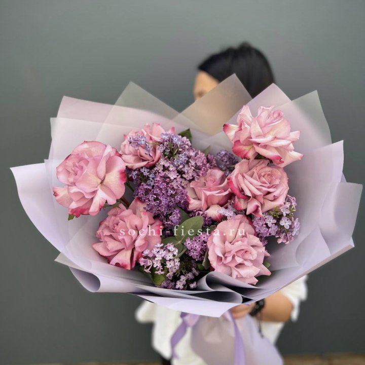 Букет из розовых роз и сирени в Екатеринбурге