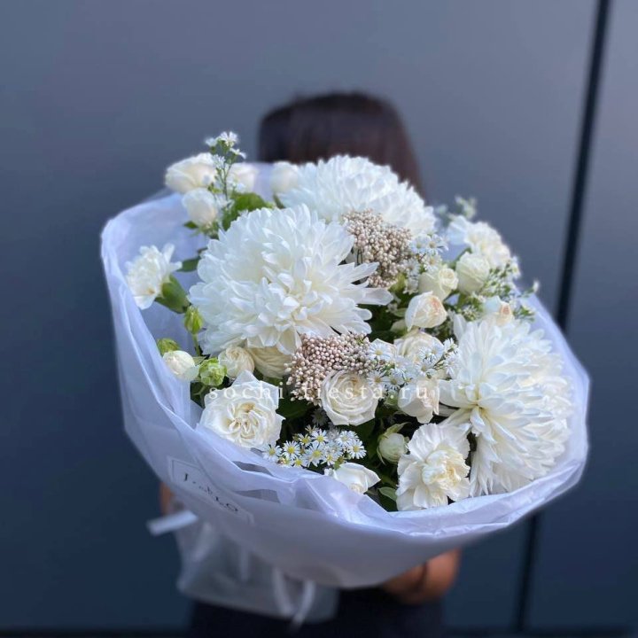 Букет хризантем и роз вайт шотс в Екатеринбурге