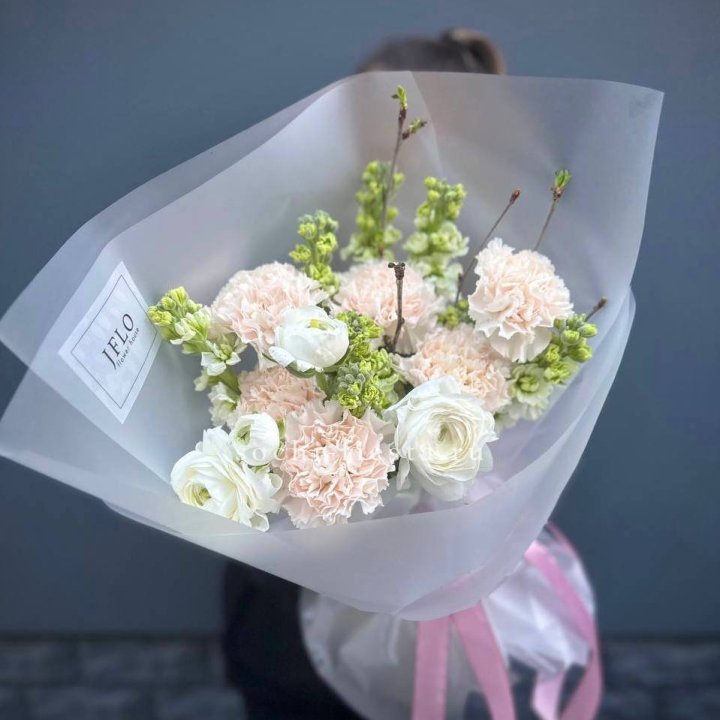 Букет маттиолы и ранункулюсов  в Екатеринбурге