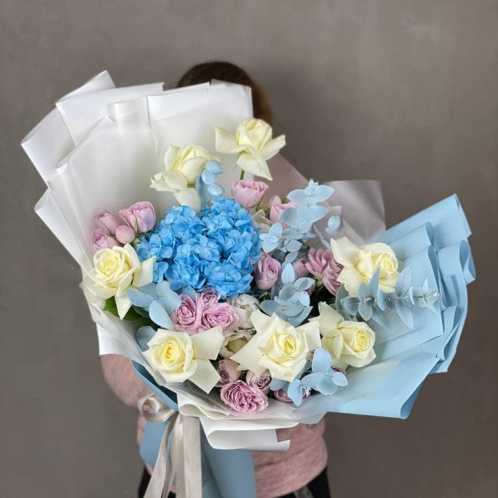 Дизайнерский букет "Блю скайфорт" в Екатеринбурге