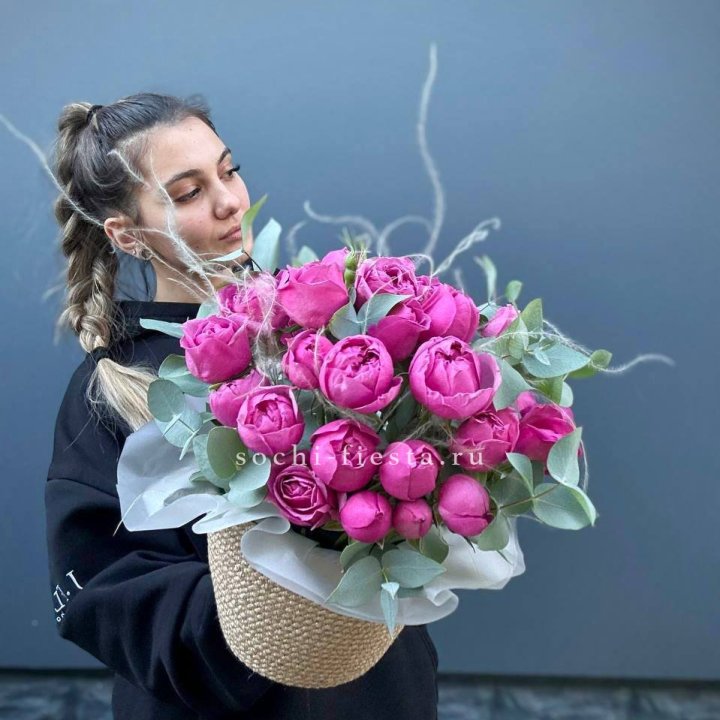 Пионовидные розы  в джутовом кашпо  в Екатеринбурге