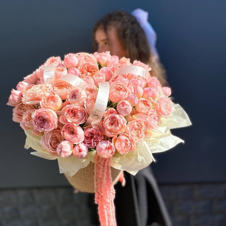 Кустовые розы Джульетта в джутовом кашпо в Екатеринбурге