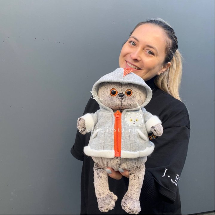 Кот Басик в толстовке в Екатеринбурге