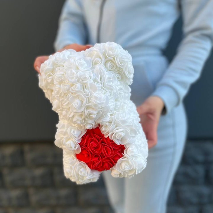 Медведь с красным седцем в Екатеринбурге